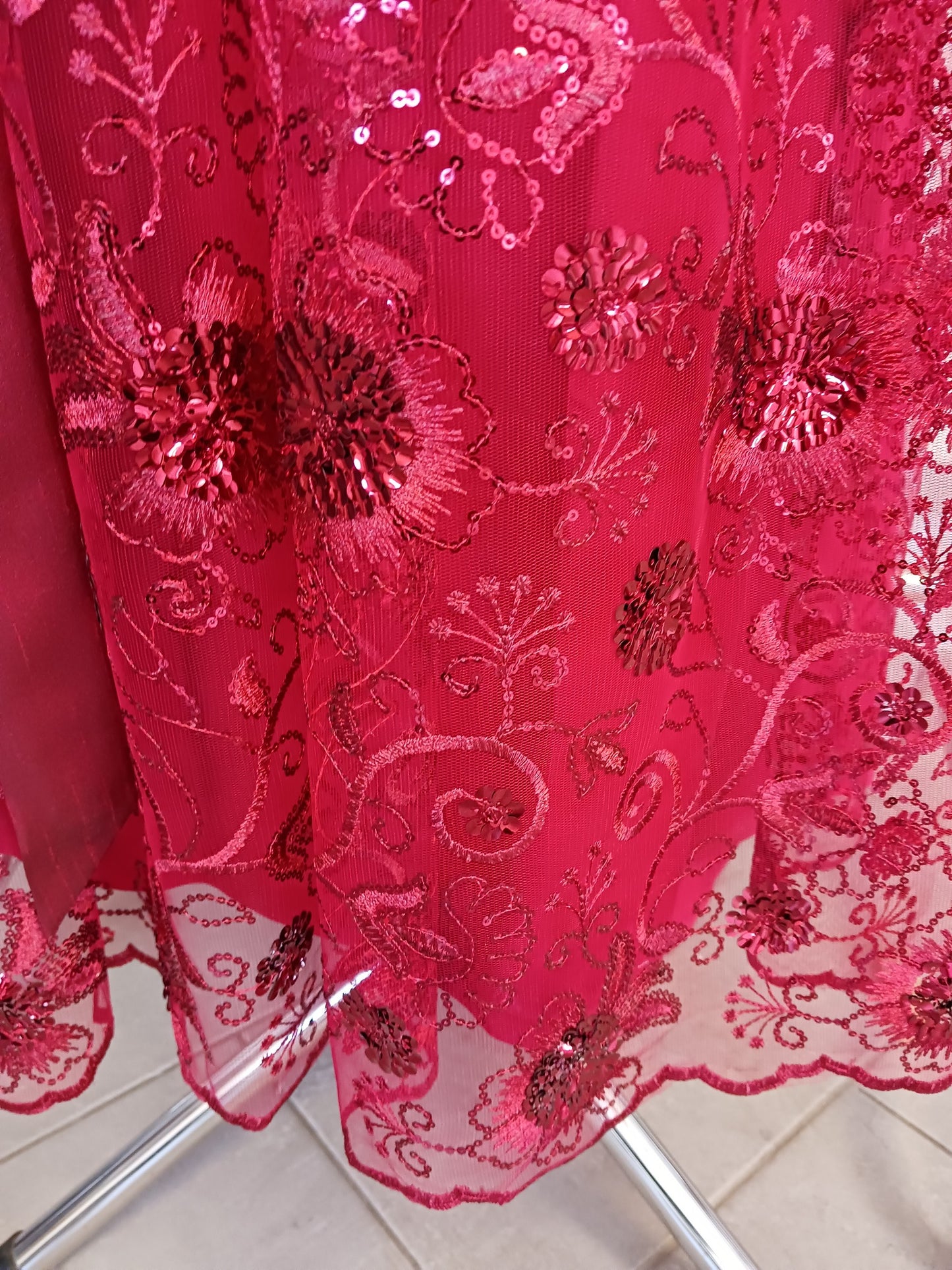 Damen Dirndlschürze franz. Spitze Blütenpailletten weinrot