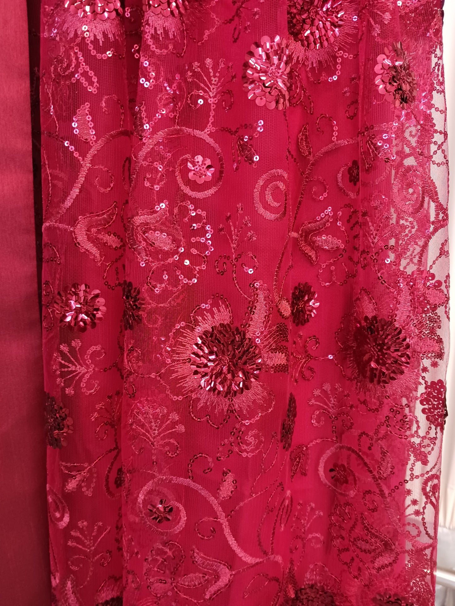 Damen Dirndlschürze franz. Spitze Blütenpailletten weinrot