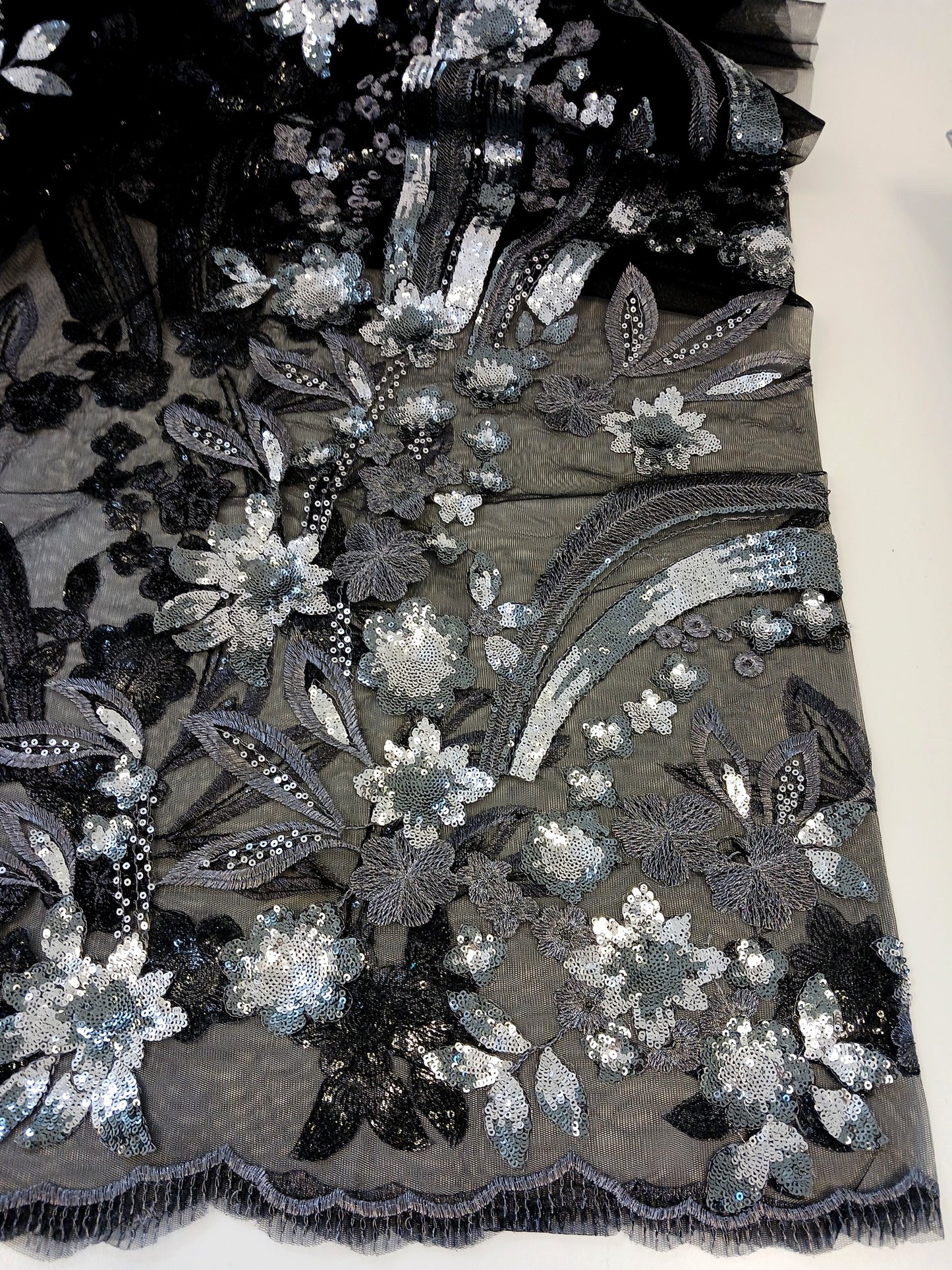 Damen Dirndlschürze Spitzen Mesh mit 3D-Blütenpailletten silber-schwarz