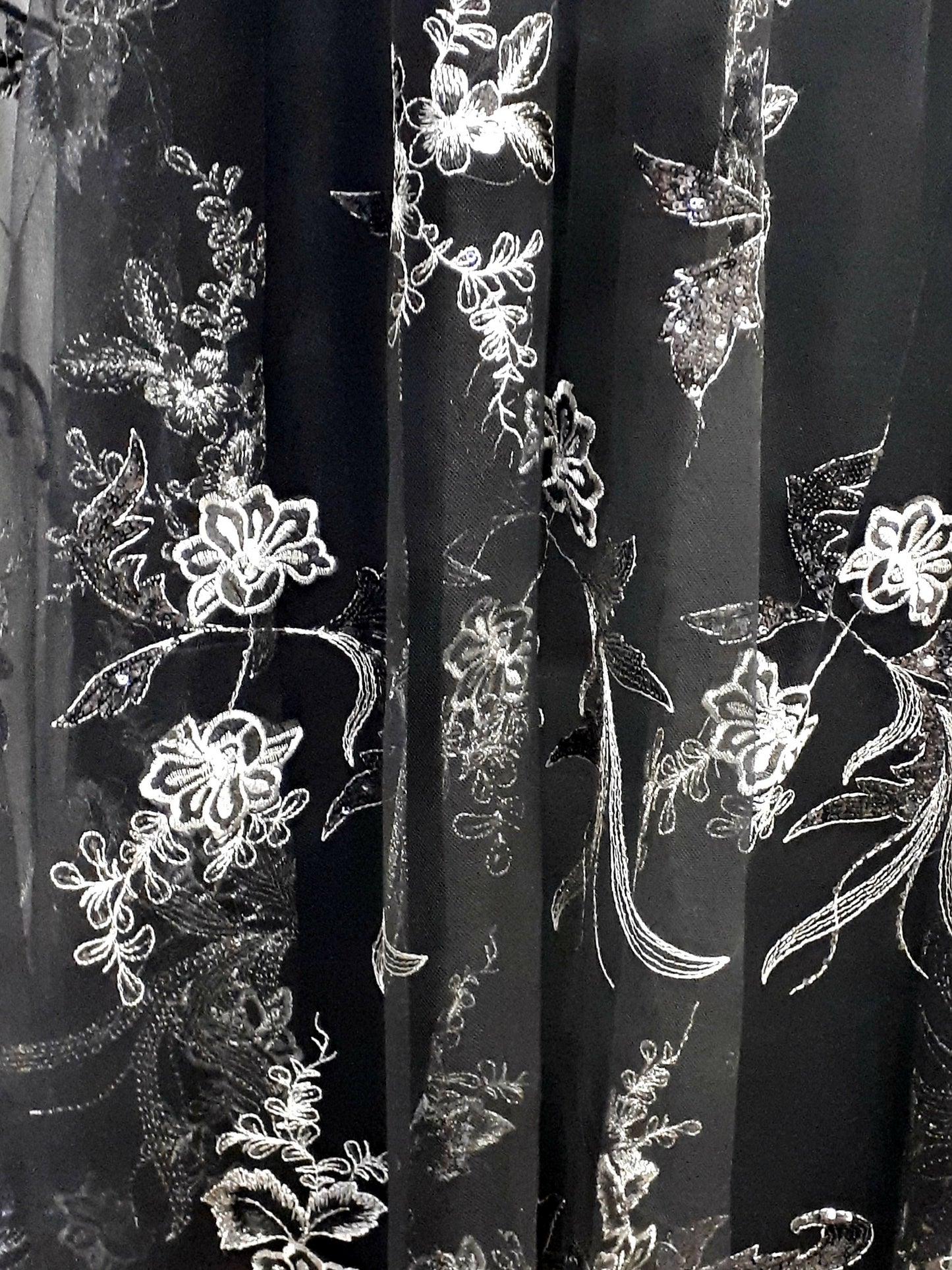 Damen Dirndlschürze "Premium-Line" Lux. Spitzen-Mesh-Stoff mit 3D Blüten-Applikation schwarz-silber