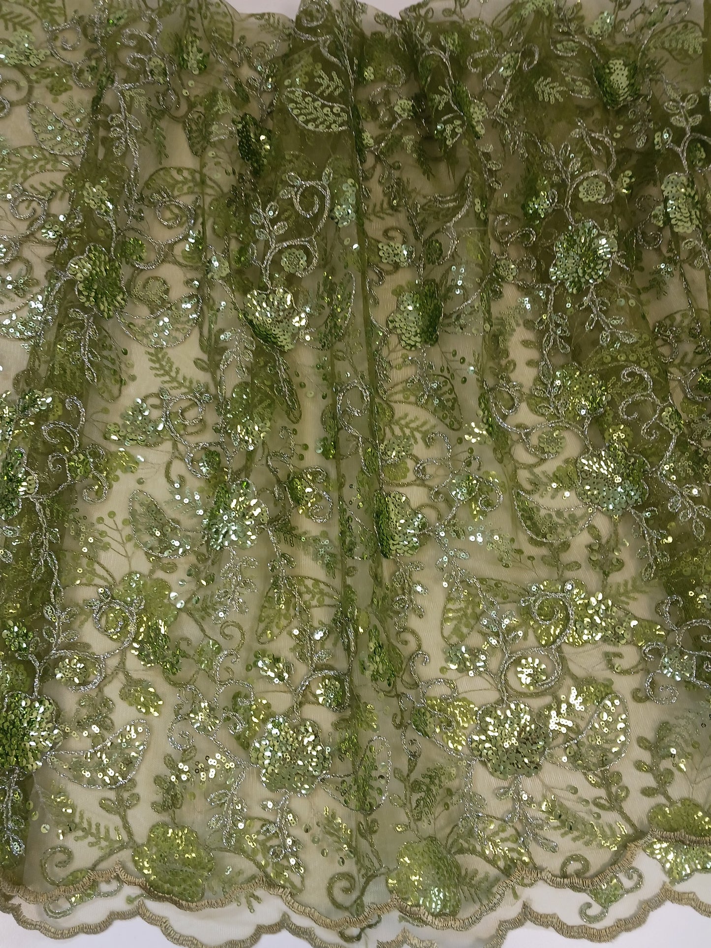 Damen Dirndlschürze franz. Spitze mit Blütenpailletten oliv