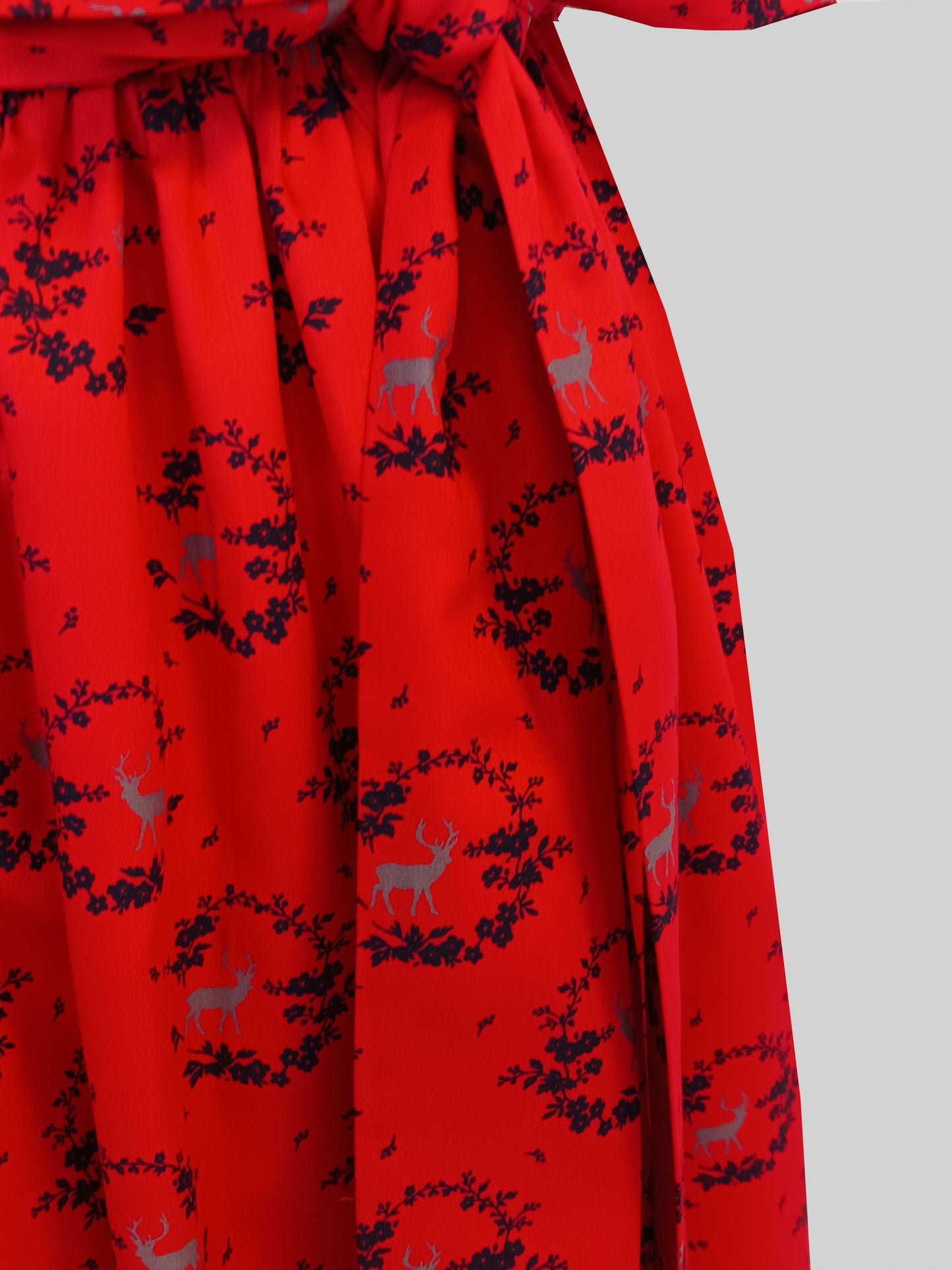 Damen Dirndlschürze Baumwolle leicht satiniert rot mit Hirschmotiv + Ranken