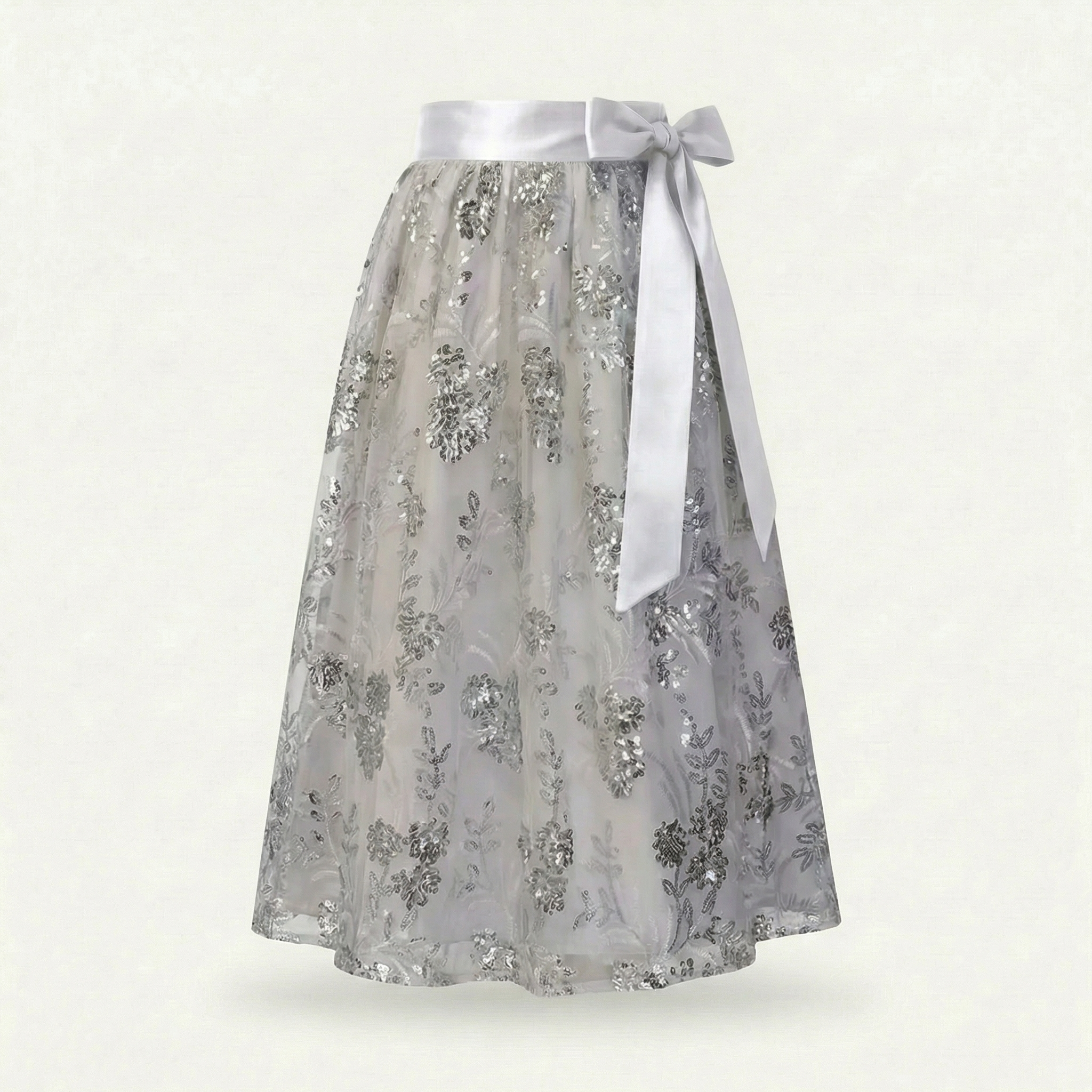 Dirndlschürze Weiß – Spitze mit silbernen Blütenpailletten
