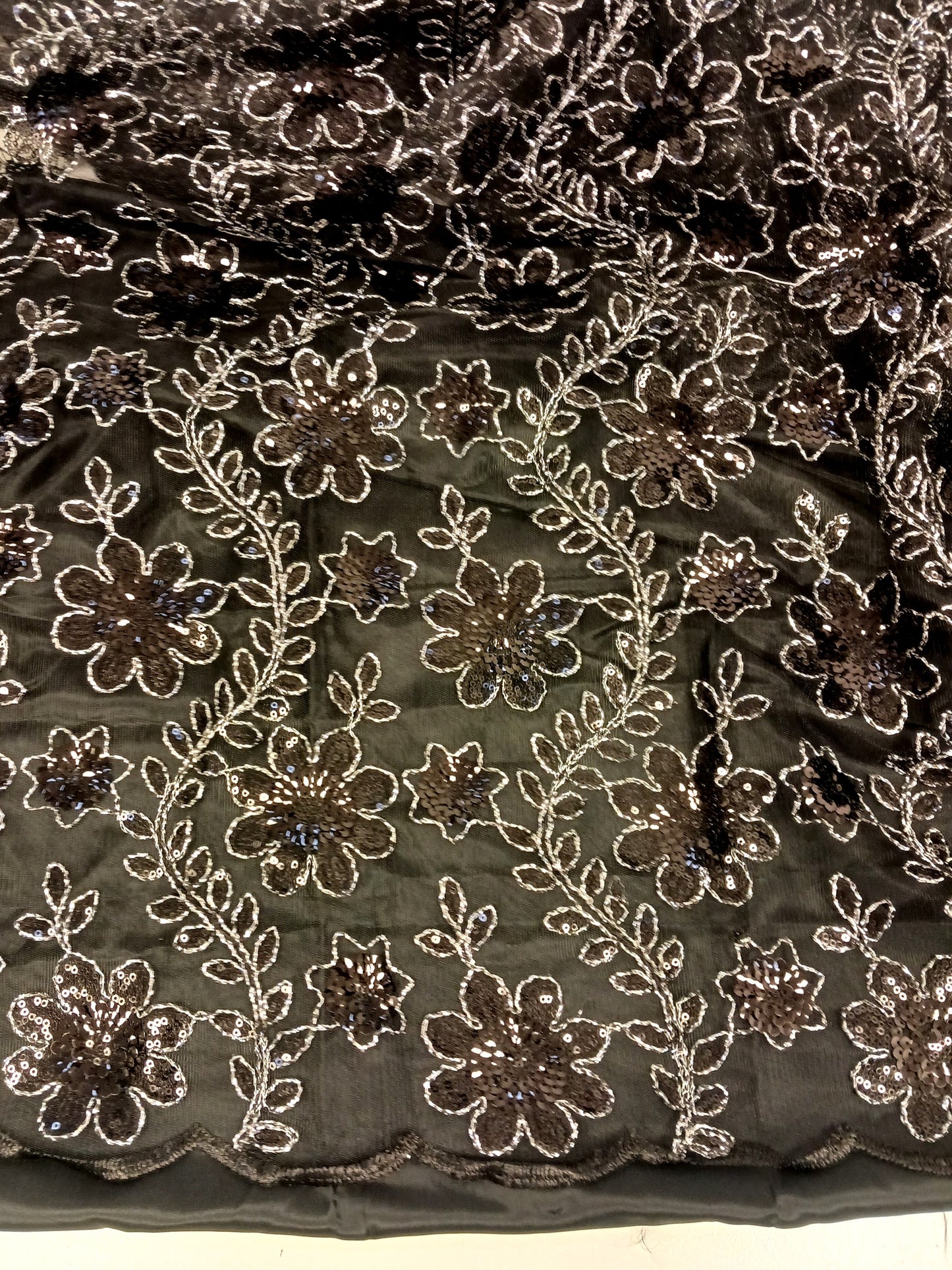 Damen Dirndlschürze Premium-Line "Afrik. Spitze Mesh mit Pailletten" schwarz-silber