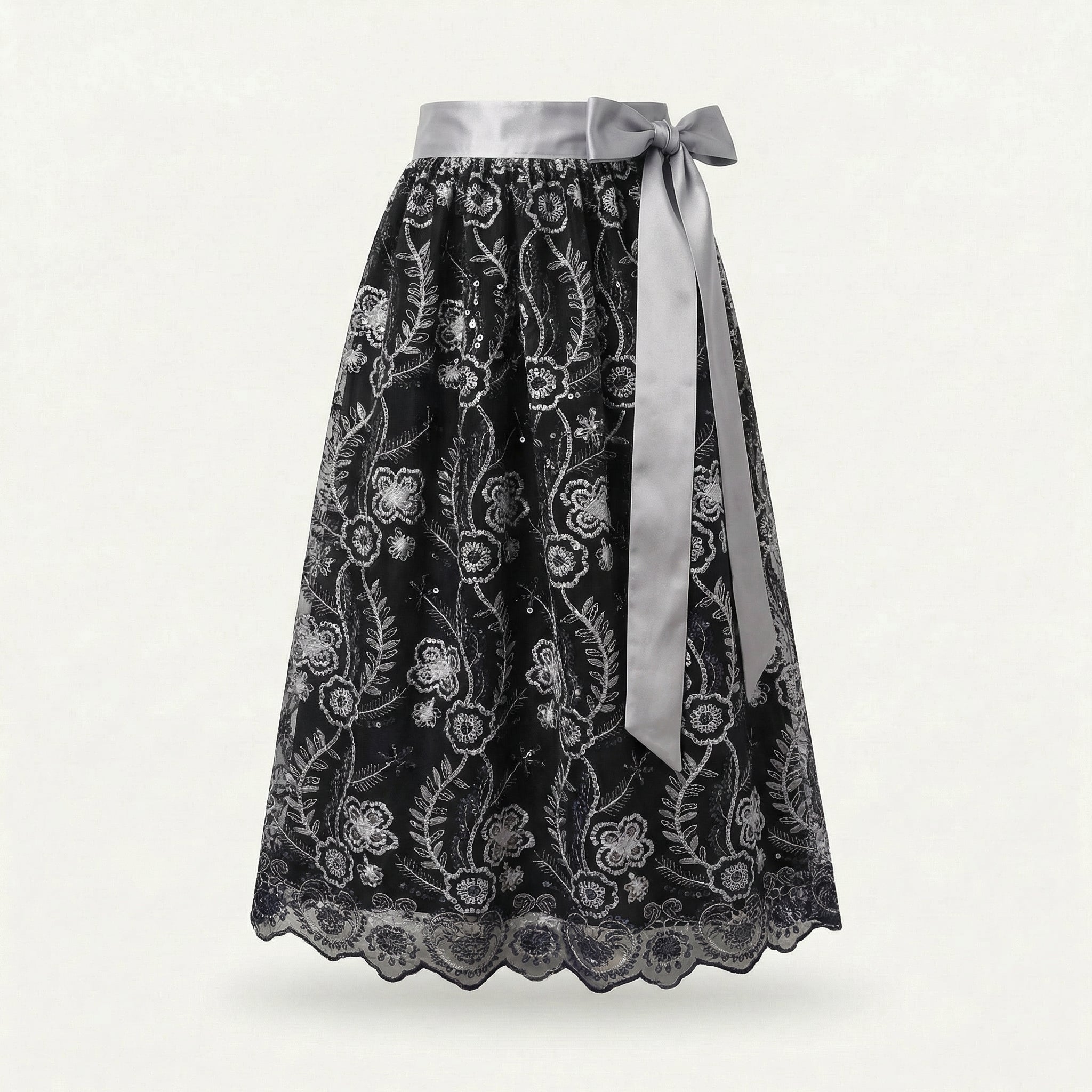 Dirndlschürze Schwarz Silber – Meshspitze mit Blütenapplikationen